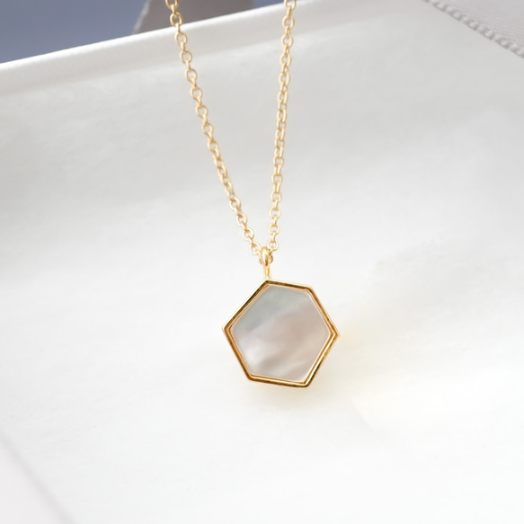 mother of pearl hexagon necklace 第6張的照片