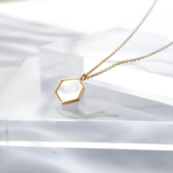 mother of pearl hexagon necklace 第1張的照片