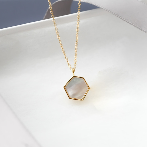 mother of pearl hexagon necklace 第7張的照片