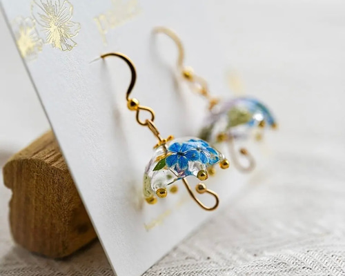新入荷 虹を作り出す傘と紫陽花の和風ピアス イヤリング 傘