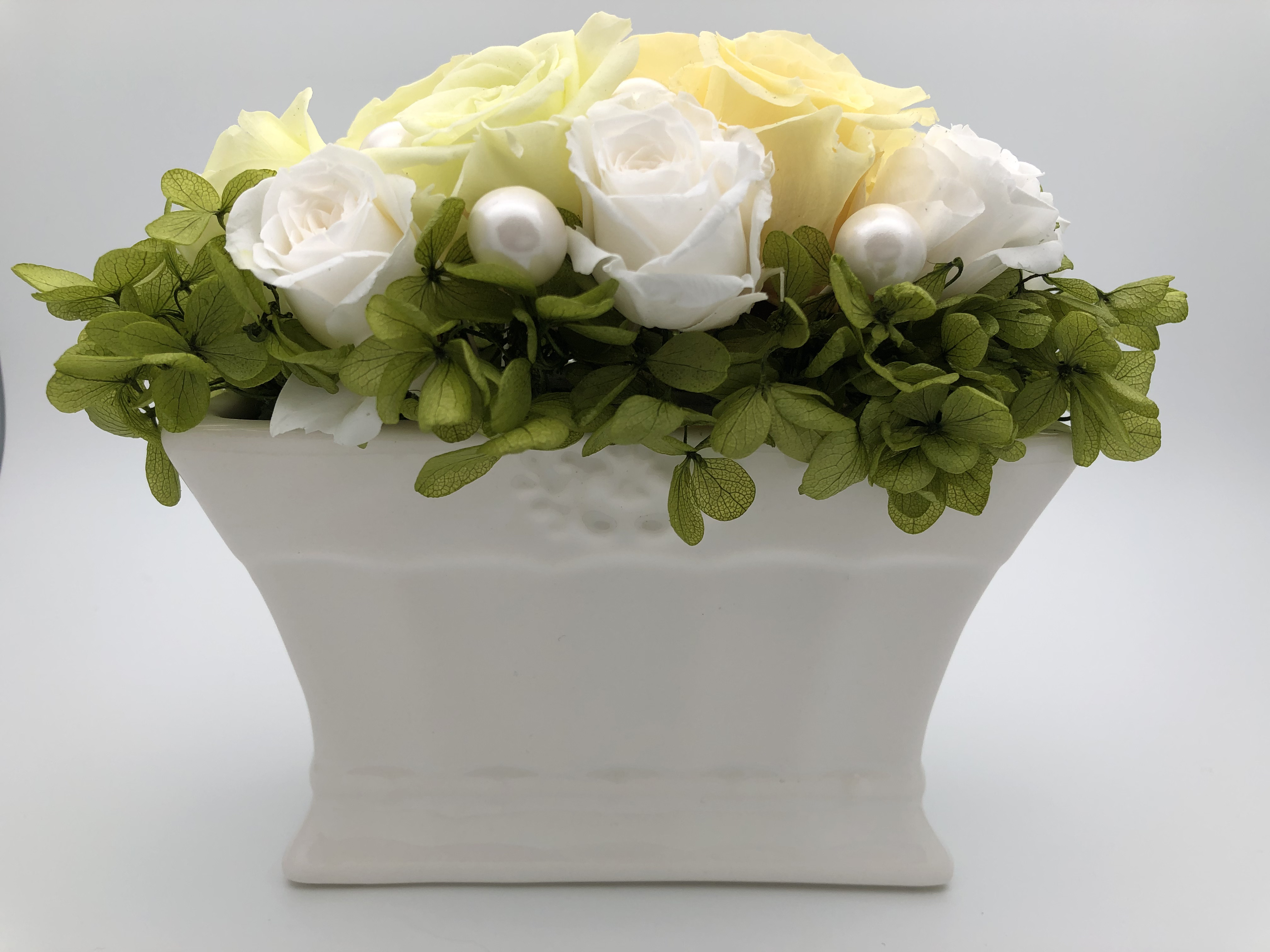 エレガントな佇まい　フレッシュな色合いのプリザーブドフラワーアレンジメント