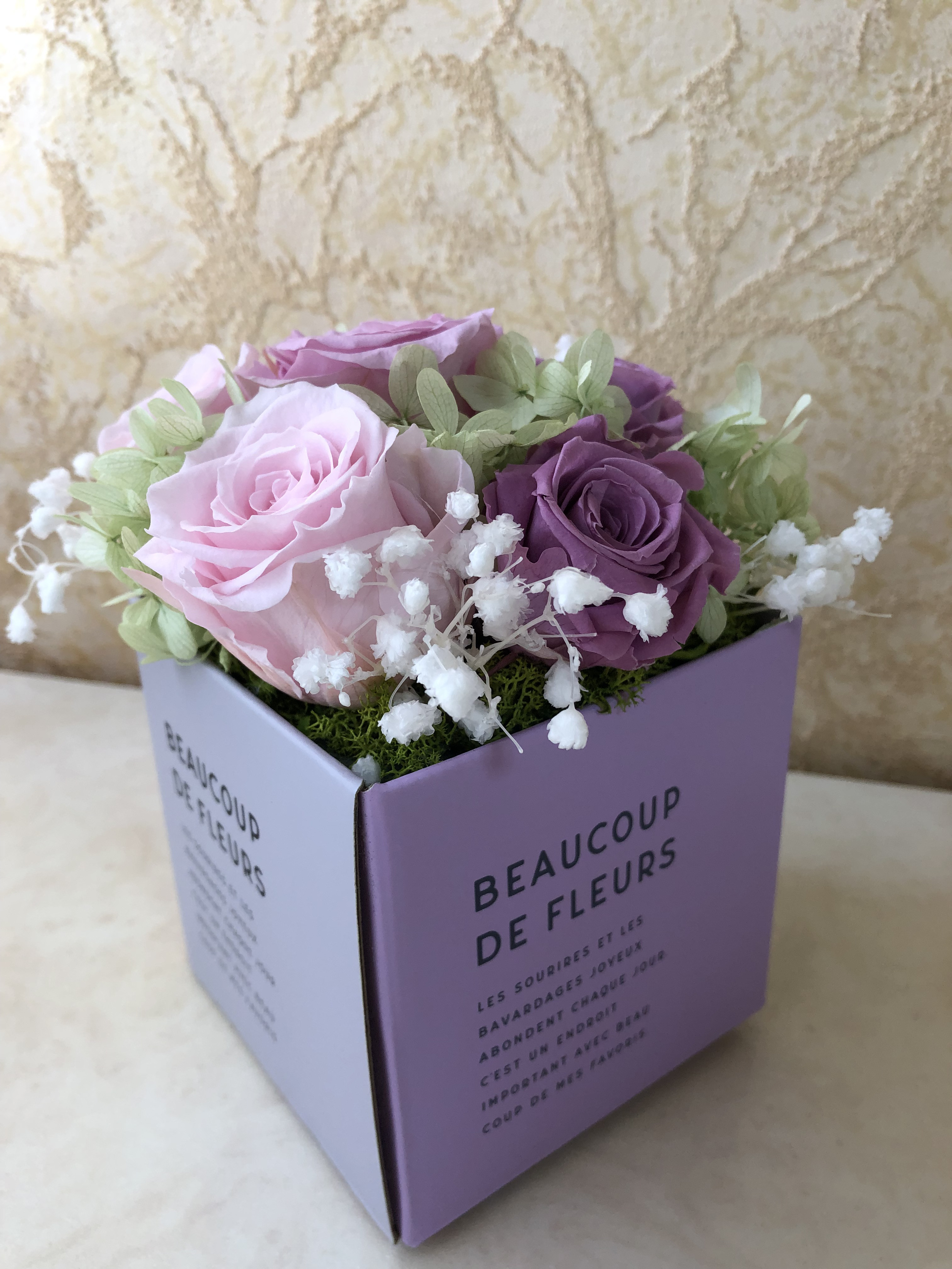 ピンク～モーブ系が大人スイートなボックスアレンジメント　①大きめの薔薇が6輪入り