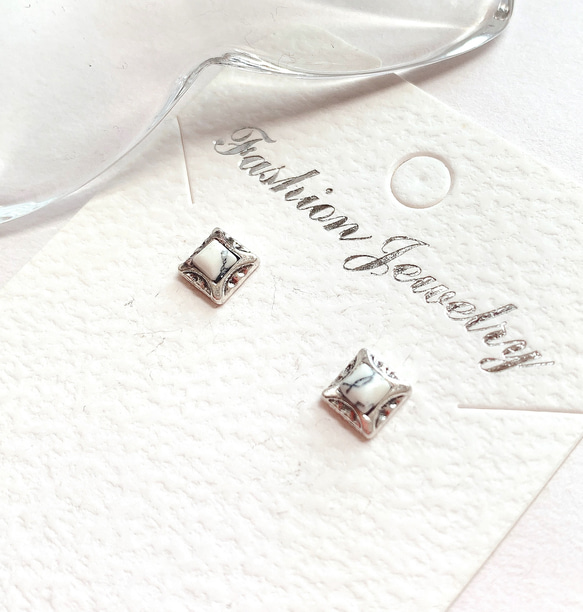 スクエア　ホワイトターコイズ調　ワンポイント　ピアス❤️   アンティークシルバー 1枚目の画像