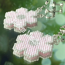 グレーのふちどりがある大きめの花のイヤリング 4枚目の画像