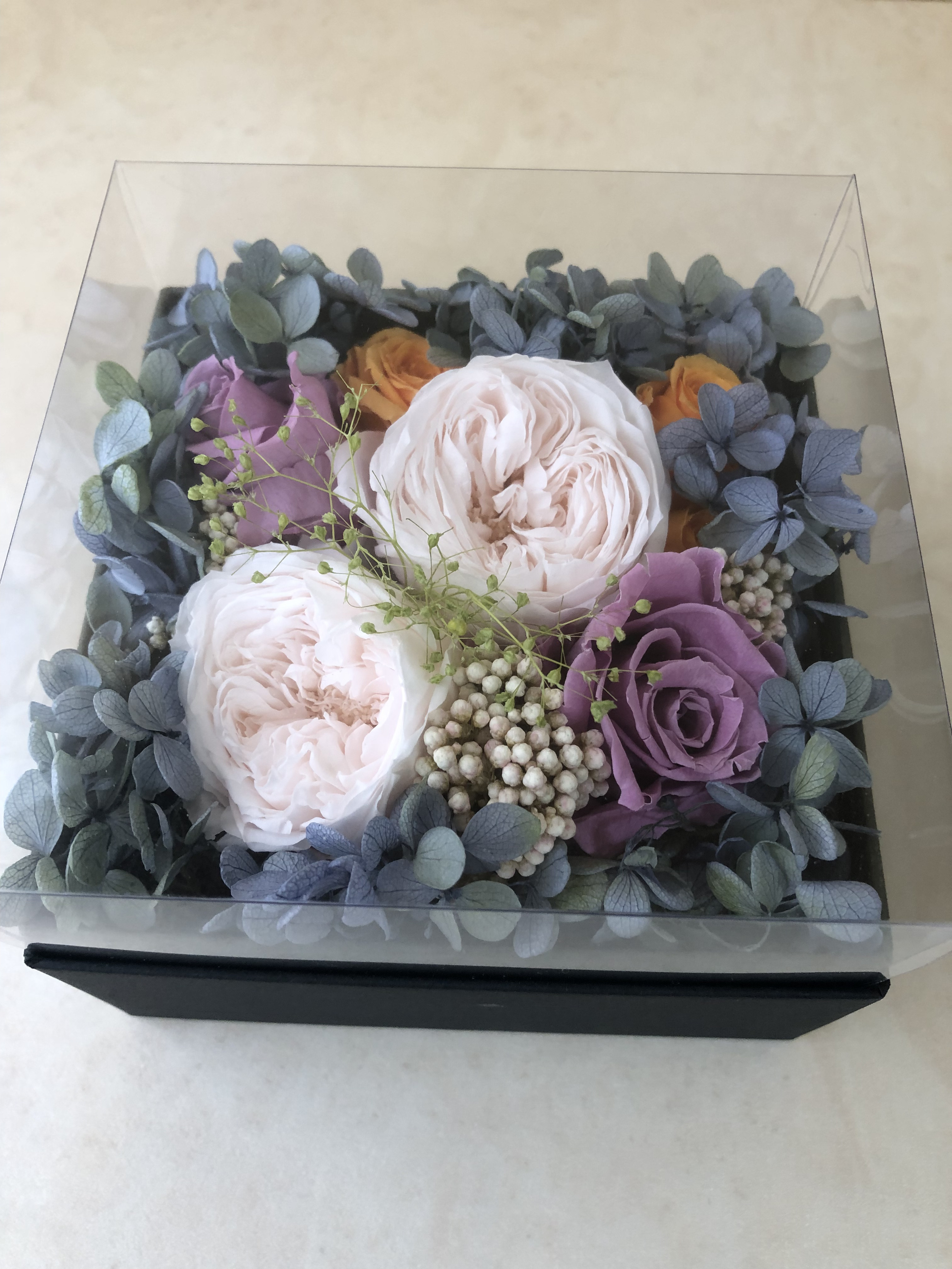 インテリアにお洒落に寄り添うクリア蓋付きコンパクトボックスアレンジメントB1