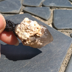 【希少ガネッシュヒマール産】スモーキークォーツの天然石マクラメペンダント[PEN-993] 4枚目の画像