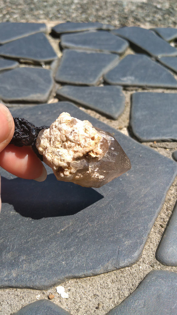 【希少ガネッシュヒマール産】スモーキークォーツの天然石マクラメペンダント[PEN-993] 4枚目の画像