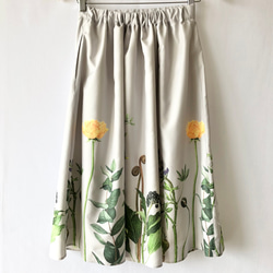 【ライトグレー】「春の植物たち」ボタニカルアートのソフトプリーツスカート【後ろギャザースカート/ゴムウエスト】 8枚目の画像