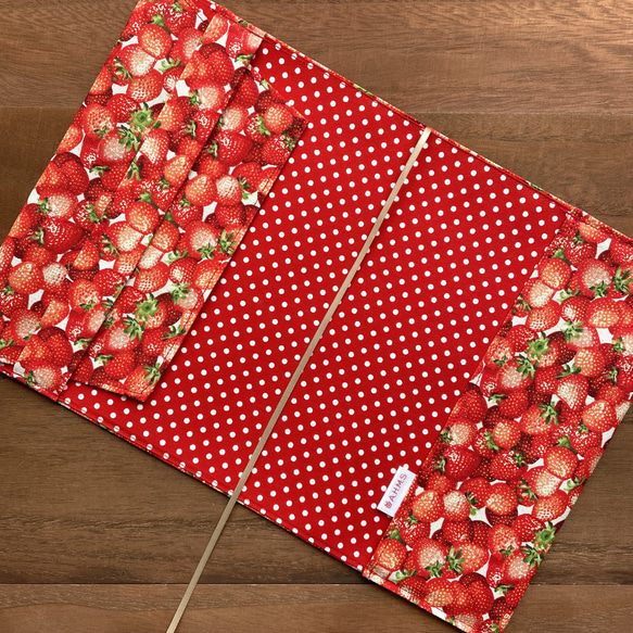 【単行本ハードカバー用】真っ赤なイチゴのブックカバー 2枚目の画像