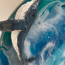 丸い海のクジラのアートパネル 2枚目の画像