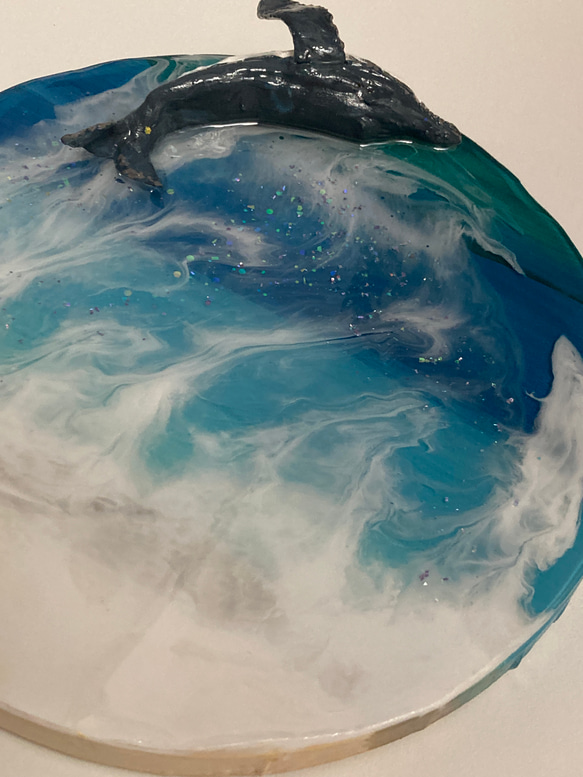 丸い海のクジラのアートパネル 3枚目の画像