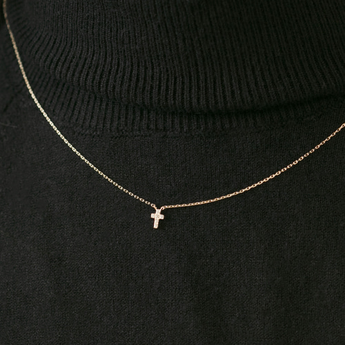 イエローゴールド ミニマムな十字架デザイン ダイヤモンドネックレス
