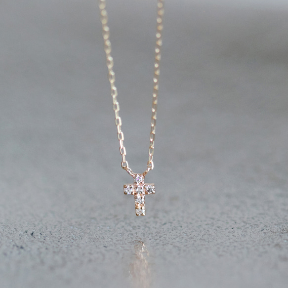イエローゴールド ミニマムな十字架デザイン ダイヤモンドネックレス