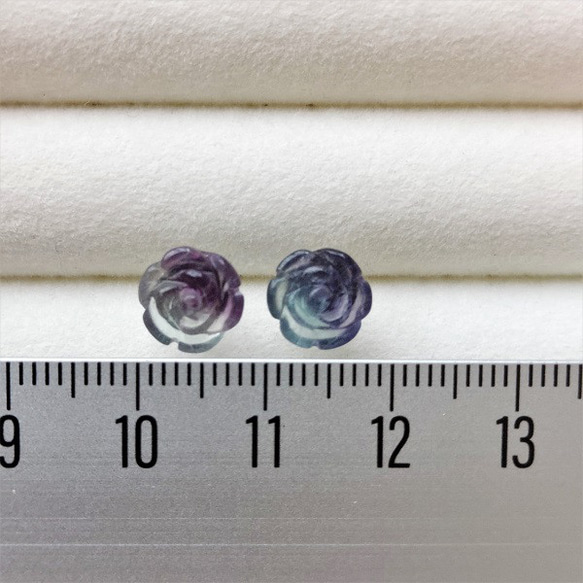 【再販】８ｍｍ ✨マルチカラーフローライト✨　薔薇の彫刻ピアス 【金属アレルギー対応】AＰ-＃276 7枚目の画像