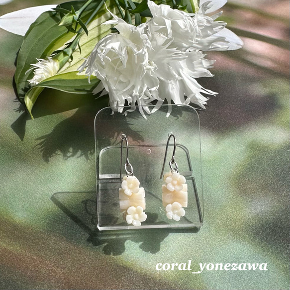 珊瑚彫りピアス　「桜鼓」　ポストチタンフック式　R50516Y1 2枚目の画像
