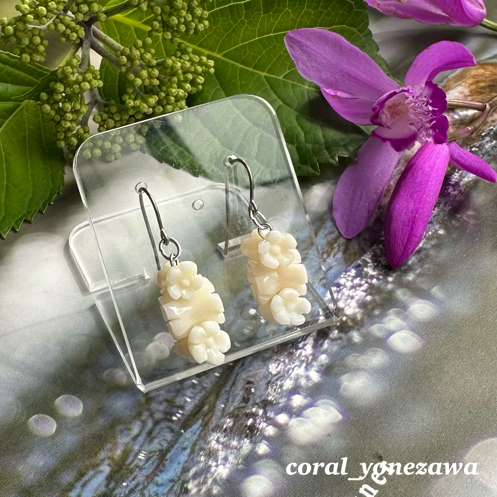 珊瑚彫りピアス　「桜鼓」　ポストチタンフック式　R50516Y1