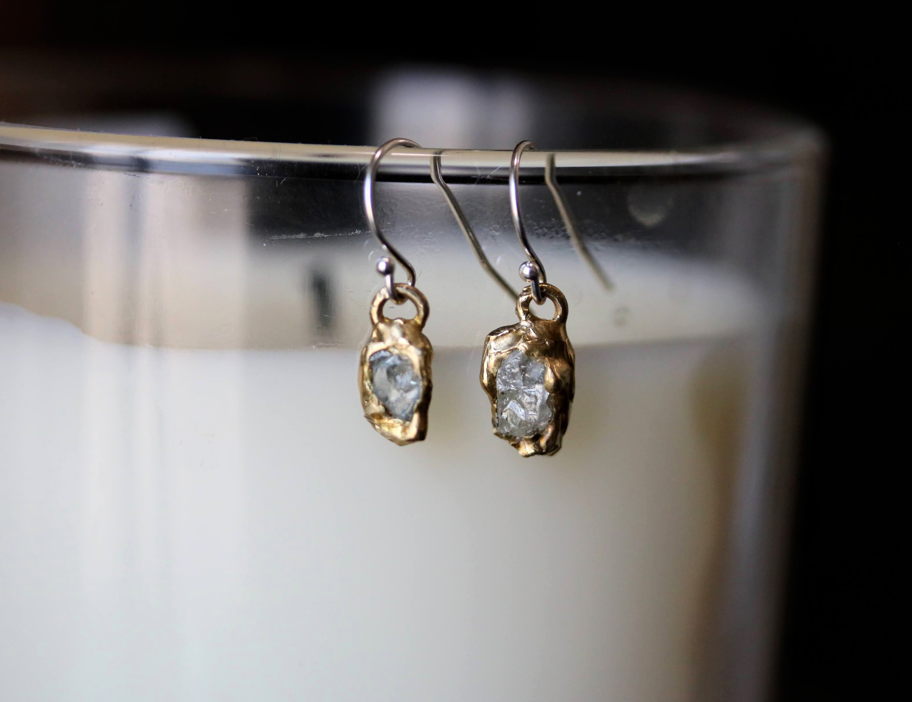 原石サファイアピアス