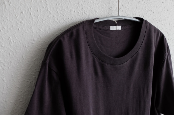 [補貨] yohaku SUVIN GOLD 短袖 T 卹 | 木炭色 | 男女皆宜 3 種尺寸 第2張的照片