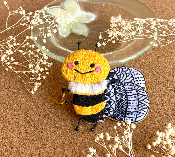 【刺繍×ゼンタングル】蜜蜂ワッペンブローチ 1枚目の画像