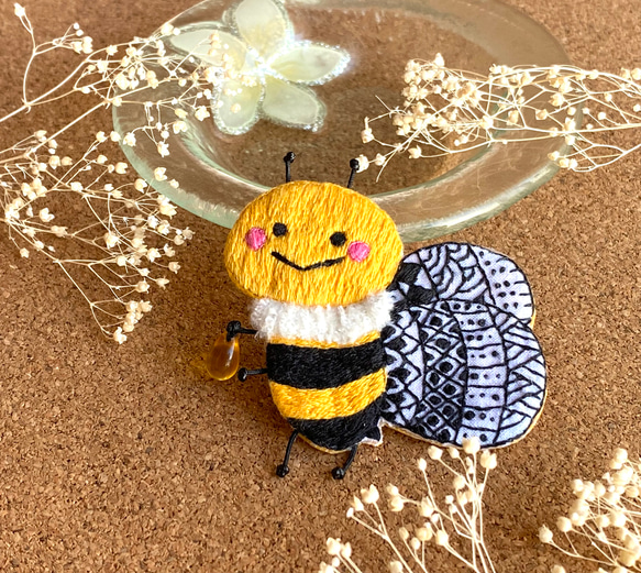 刺繍×ゼンタングル】蜜蜂ワッペンブローチ ブローチ naNao 通販 