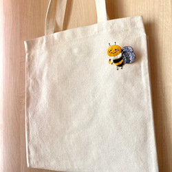 【刺繍×ゼンタングル】蜜蜂ワッペンブローチ 3枚目の画像