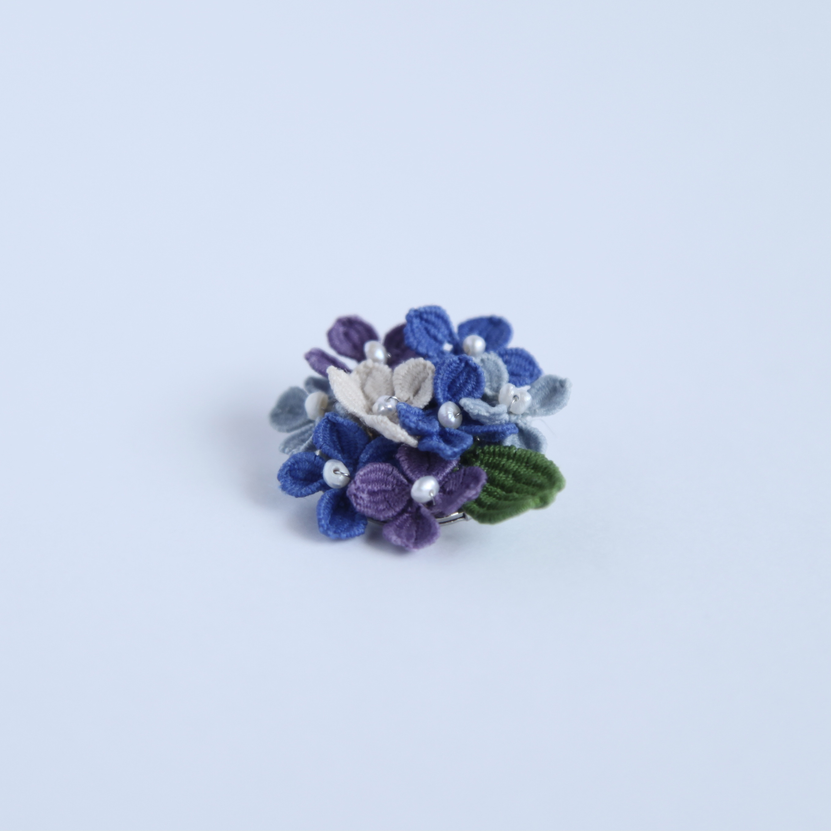タティングレース×ケシパール　あじさいブローチ　ブルー