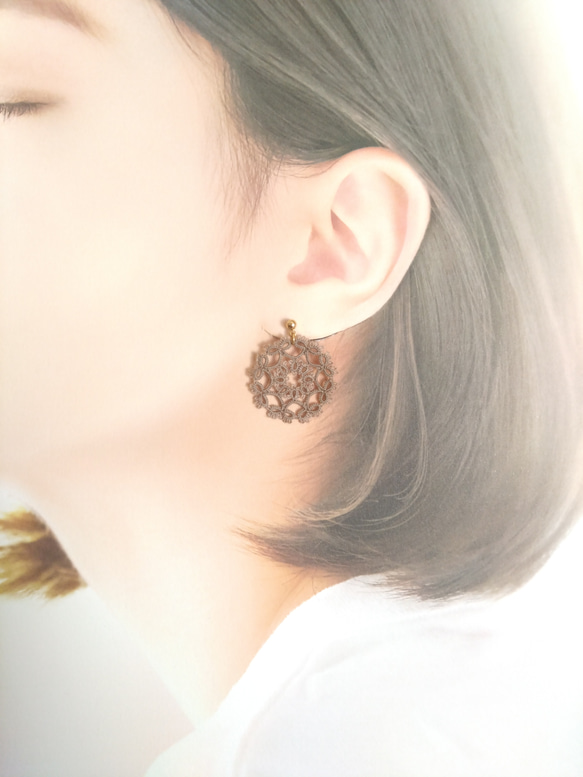 *＊。marrone scuro細糸*＊。タティングレース ピアス*＊。こげ茶色＊細糸＊ピアス ＊イヤリング＊brown 1枚目の画像