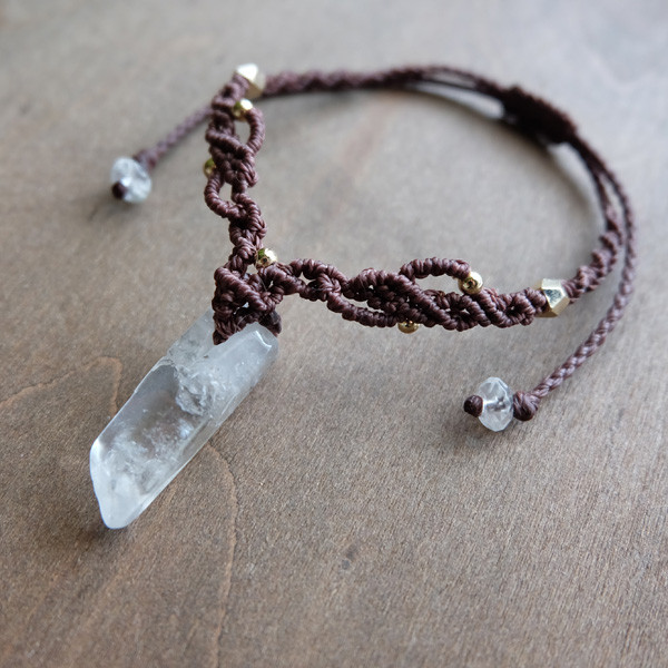 水晶ポイント原石（ブラジル産）マクラメ編みブレスレット 男女兼用可アクセサリー　誕生日プレゼント・お守り。3202
