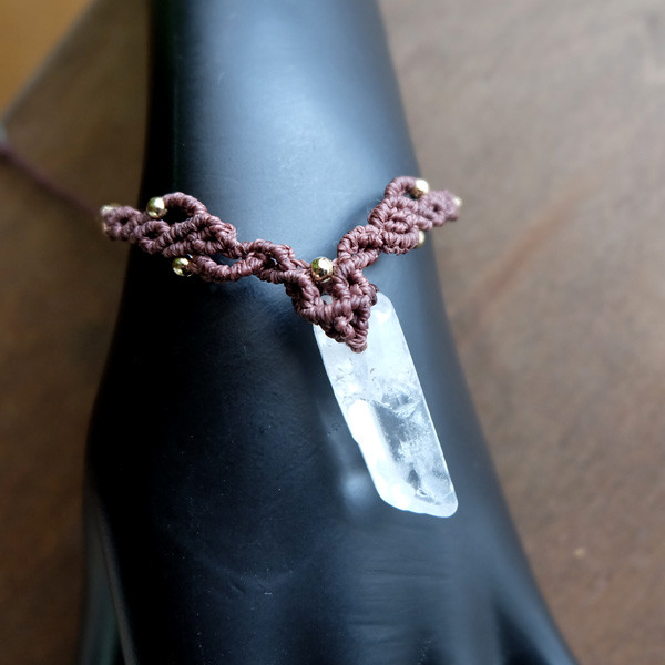 水晶ポイント原石（ブラジル産）マクラメ編みブレスレット 男女兼用可アクセサリー　誕生日プレゼント・お守り。3202