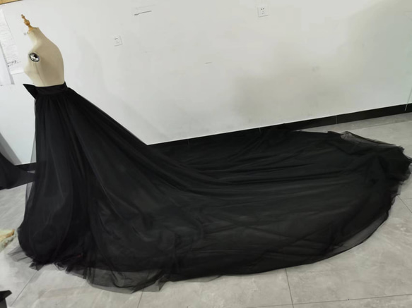 免運費！優雅的黑色柔軟薄紗華麗火車罩裙 第2張的照片