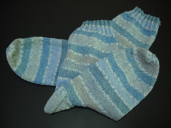 手編みの靴下　コットンと竹繊維を含んだ糸で編んだ靴下（男性用 b） 3枚目の画像
