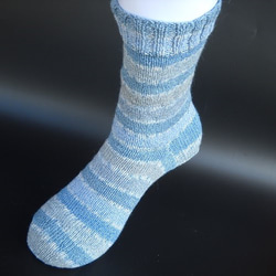 手編みの靴下　コットンと竹繊維を含んだ糸で編んだ靴下（男性用 b） 1枚目の画像
