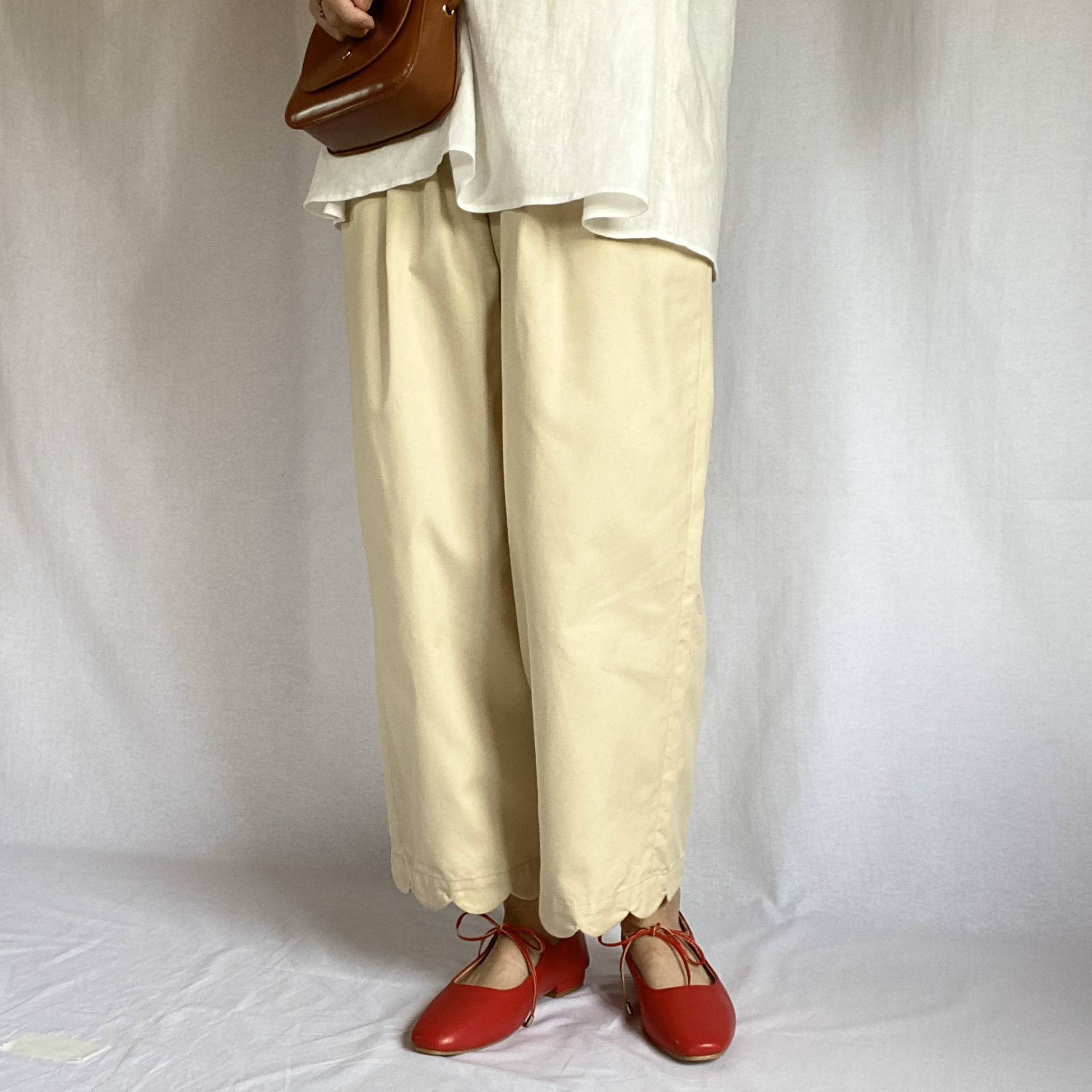 《 陽気なあの子の Scallop Pants》01/ベージュ/パンツ/タック/ゴム/アンクル丈/スカラップ