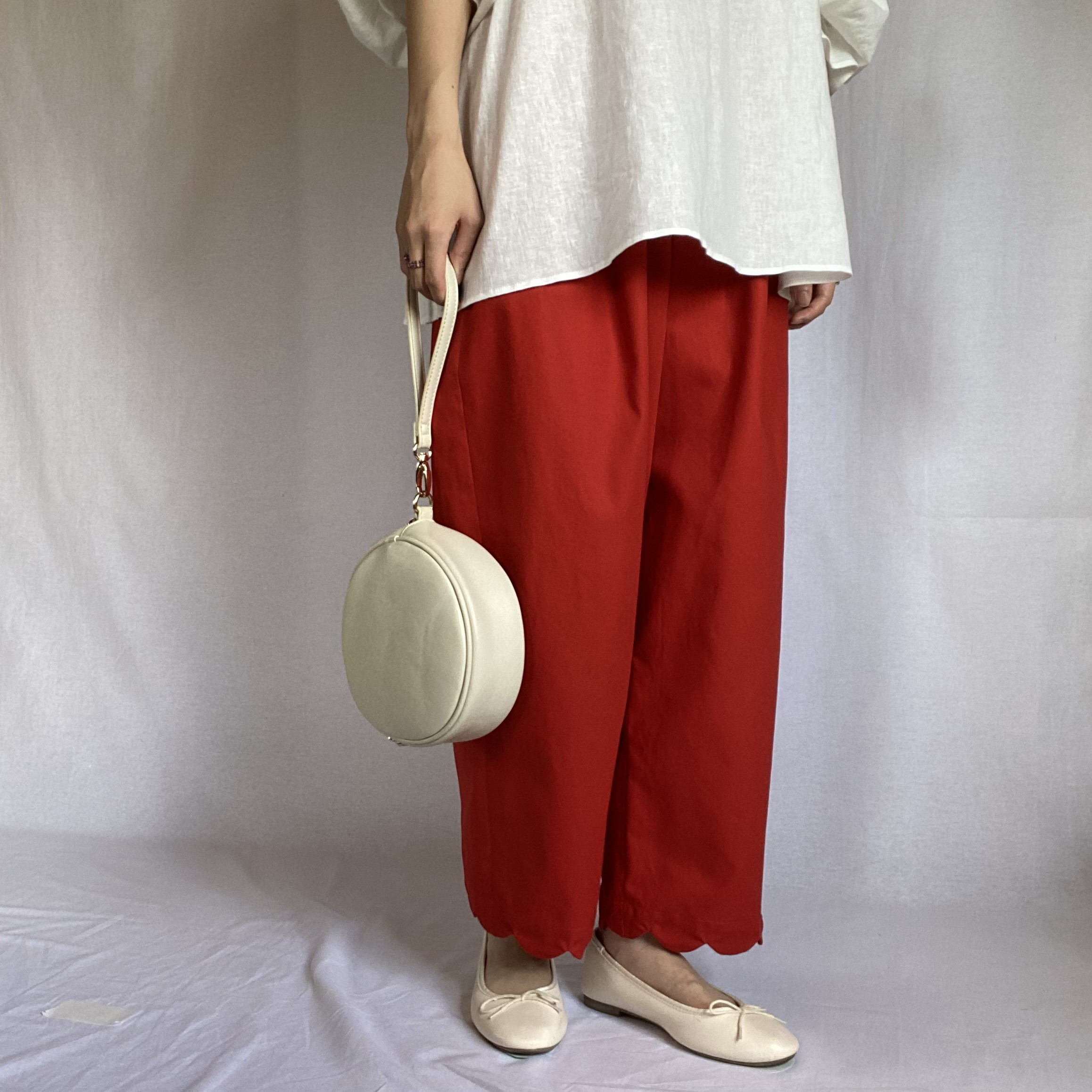 《 陽気なあの子の Scallop Pants》02/レッド/赤/パンツ/タック/ゴム/アンクル丈/スカラップ