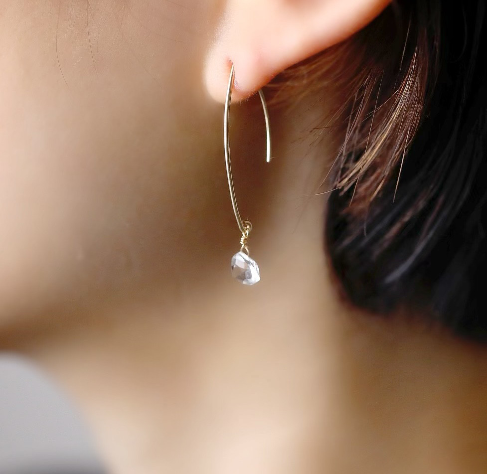 14kgf◇天然石　トリリアント多面カットクォーツの弓型フックピアス（前下がりtype）〈422qz-14kgf〉