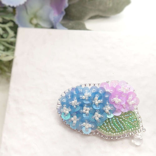 紫陽花のうるうる雫ブローチ ～スパンコールを立体の花に～ 紫×白