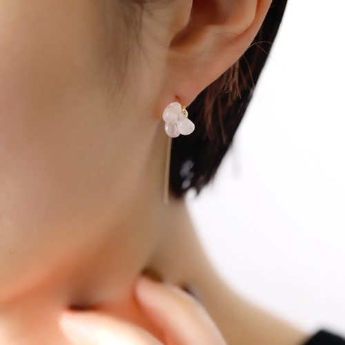 ★daisy★❤️ 14kgf ピアス 14kgf◇鈴なりガラスビーズの突き刺しピアス （マーブルホワイト