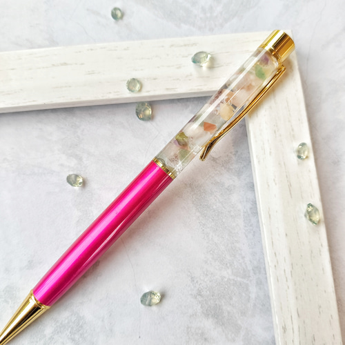 ハーバリウムボールペン天然石とチャーム付き「魔女の杖」