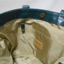 クロコダイルの型押しダークなグリーン色の革のシンプルトートバッグ 8枚目の画像