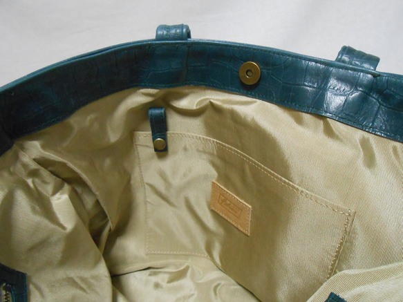 クロコダイルの型押しダークなグリーン色の革のシンプルトートバッグ 8枚目の画像