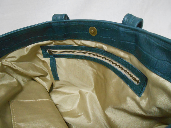 クロコダイルの型押しダークなグリーン色の革のシンプルトートバッグ 7枚目の画像