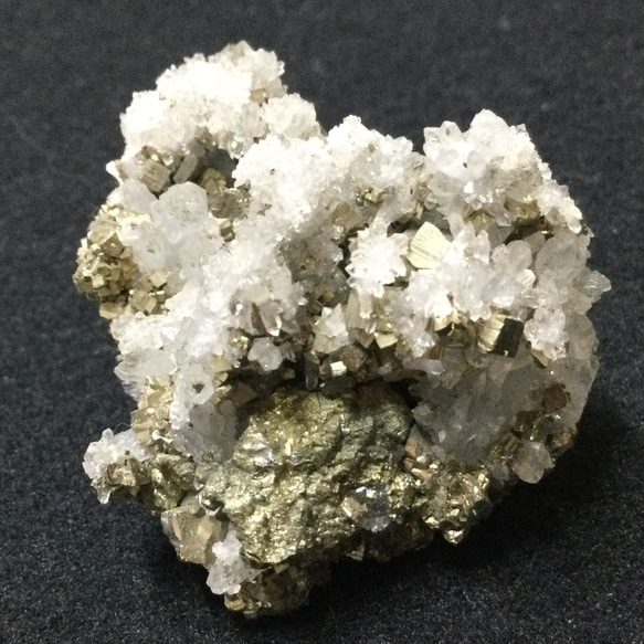 希少 パイライト① 水晶共生 天然石 一点物 【公式通販】