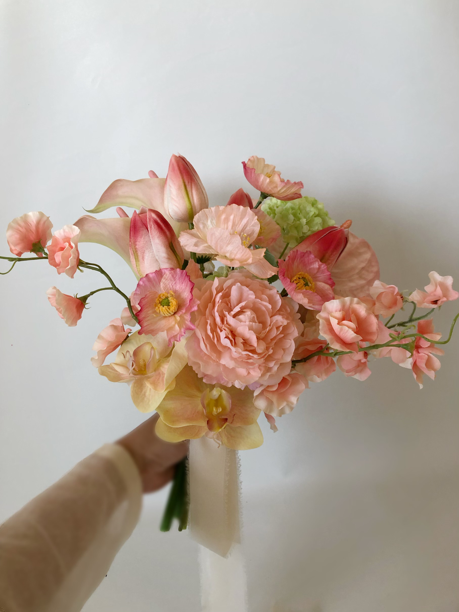 サーモンピンクグラデーション 胡蝶蘭とカラーウェディングブーケ