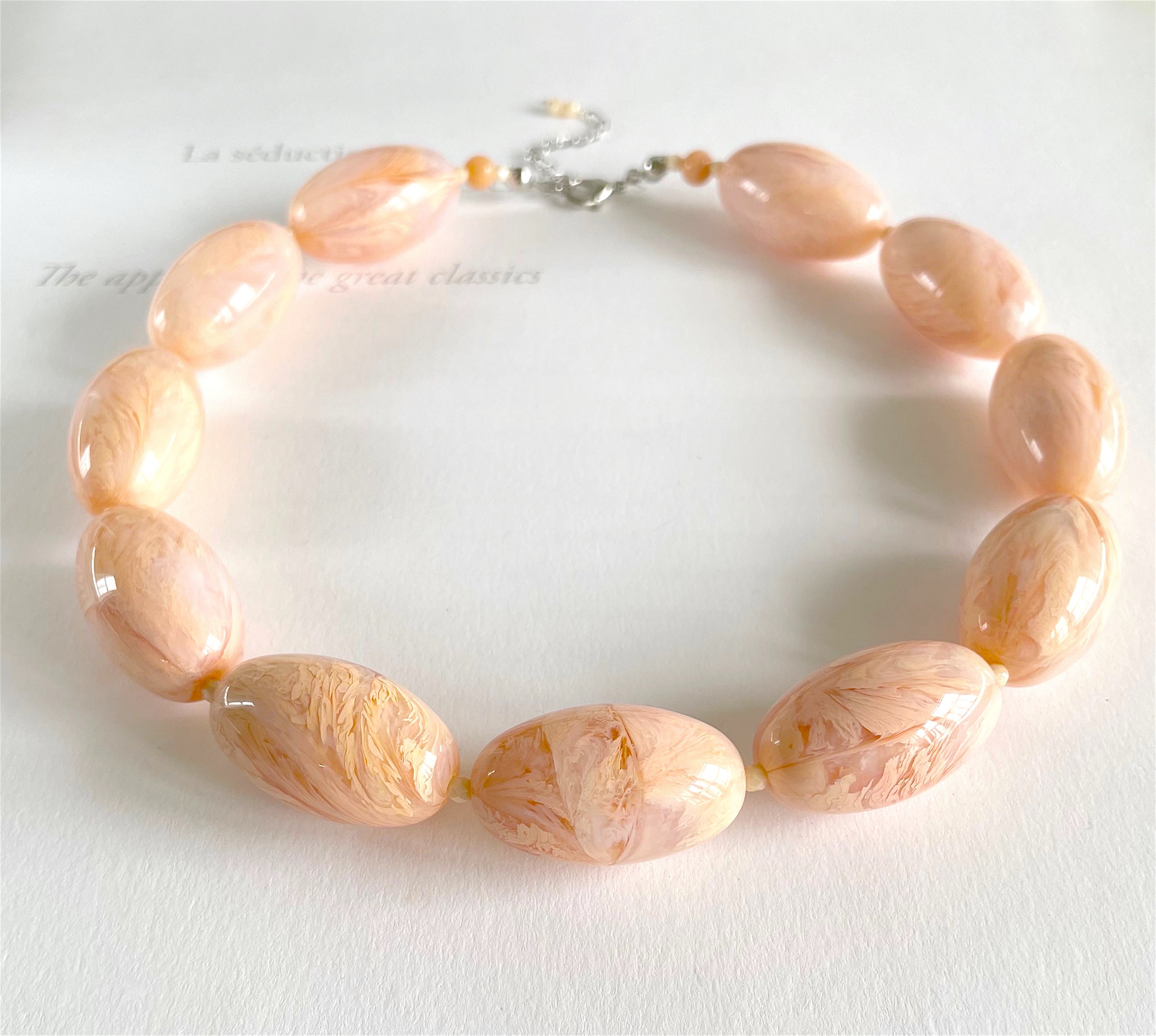 イタリア製 アクリルマーブルのチョーカー ネックレス(ペールピンク)ナツメ型