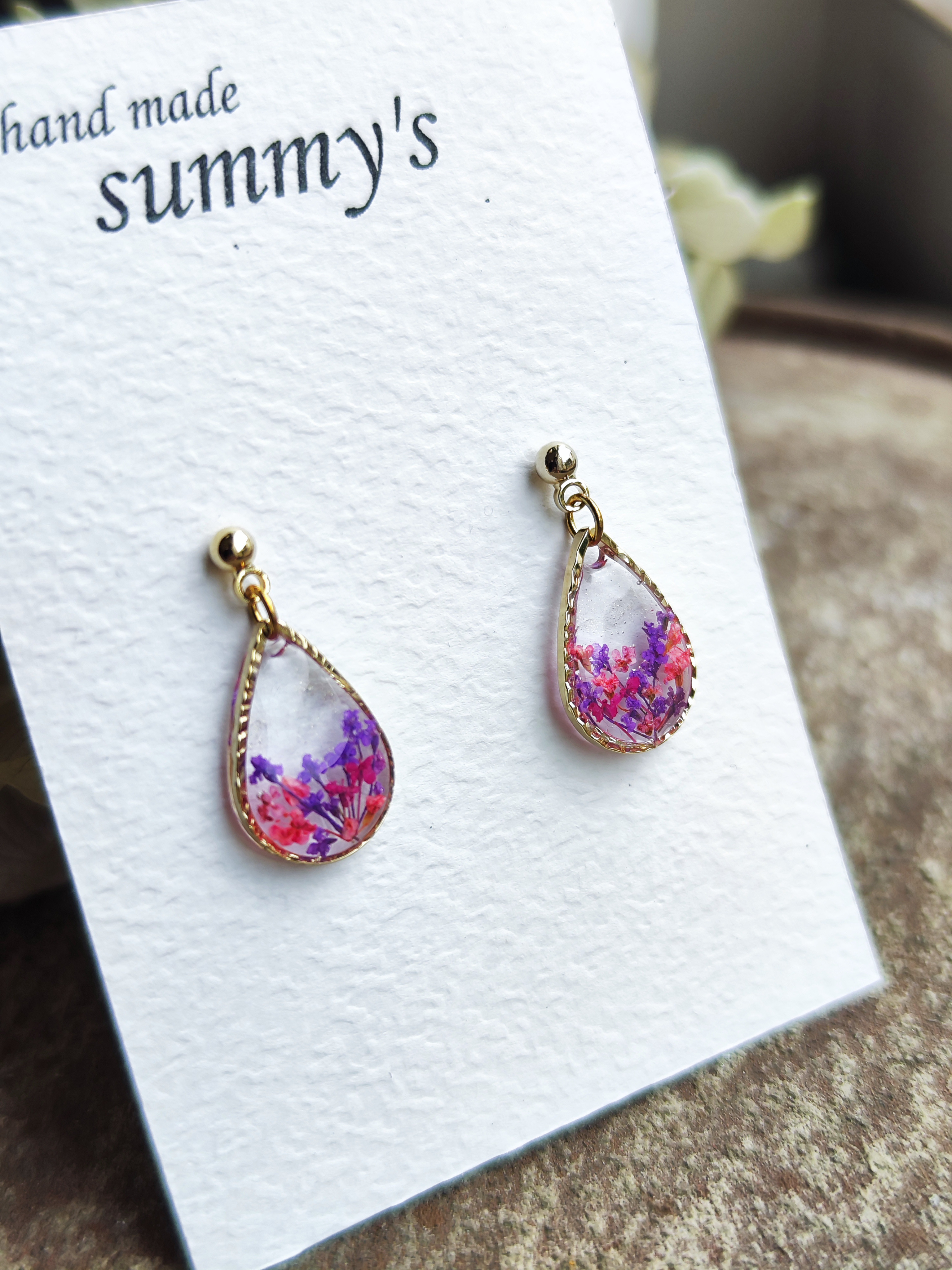 お花ピアス【ハンドメイドピアス】揺れるピアス/雫形のピアス/ピンクの