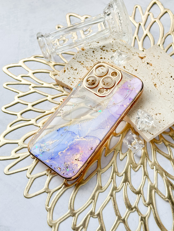 紫陽花カラーにゴールドを散りばめた 大理石風iPhoneケース アルコールインクアート　紫陽花ハンドメイド2024 3枚目の画像