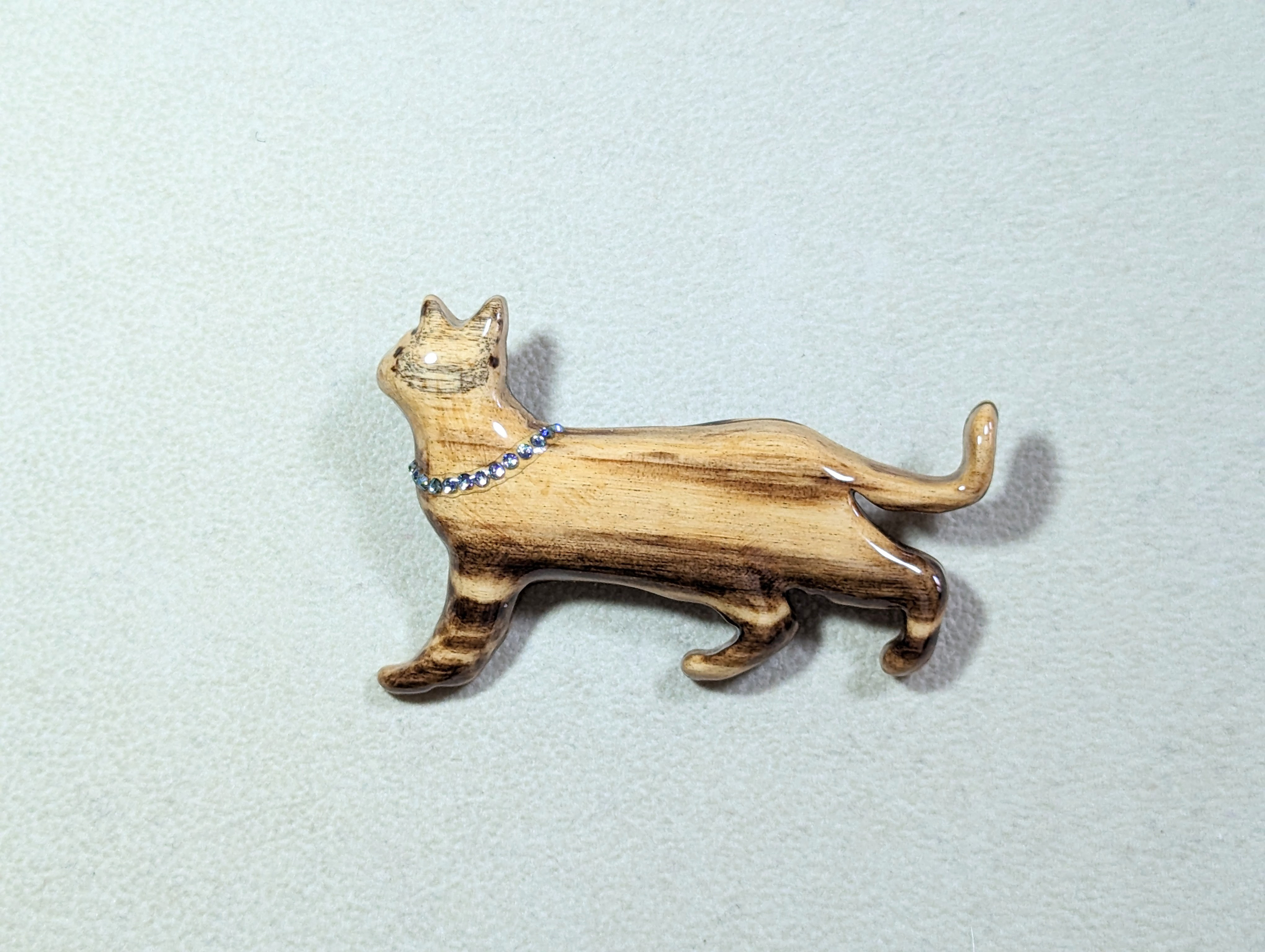 木製　ブローチ　（　猫　）