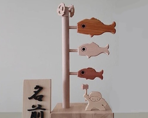 3-3292 屋久杉で作られた鯉の木彫りの工芸品・壁掛 名前木札付き 木製こいのぼり（木製鯉のぼり、五月人形、五月飾り