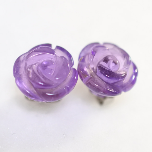 （獨一無二的商品）紫水晶玫瑰耳釘（10 毫米，鈦柱） 第2張的照片