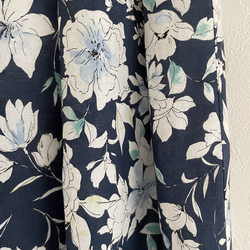 コットンの花柄のギャザースカート(ネイビー) 4枚目の画像